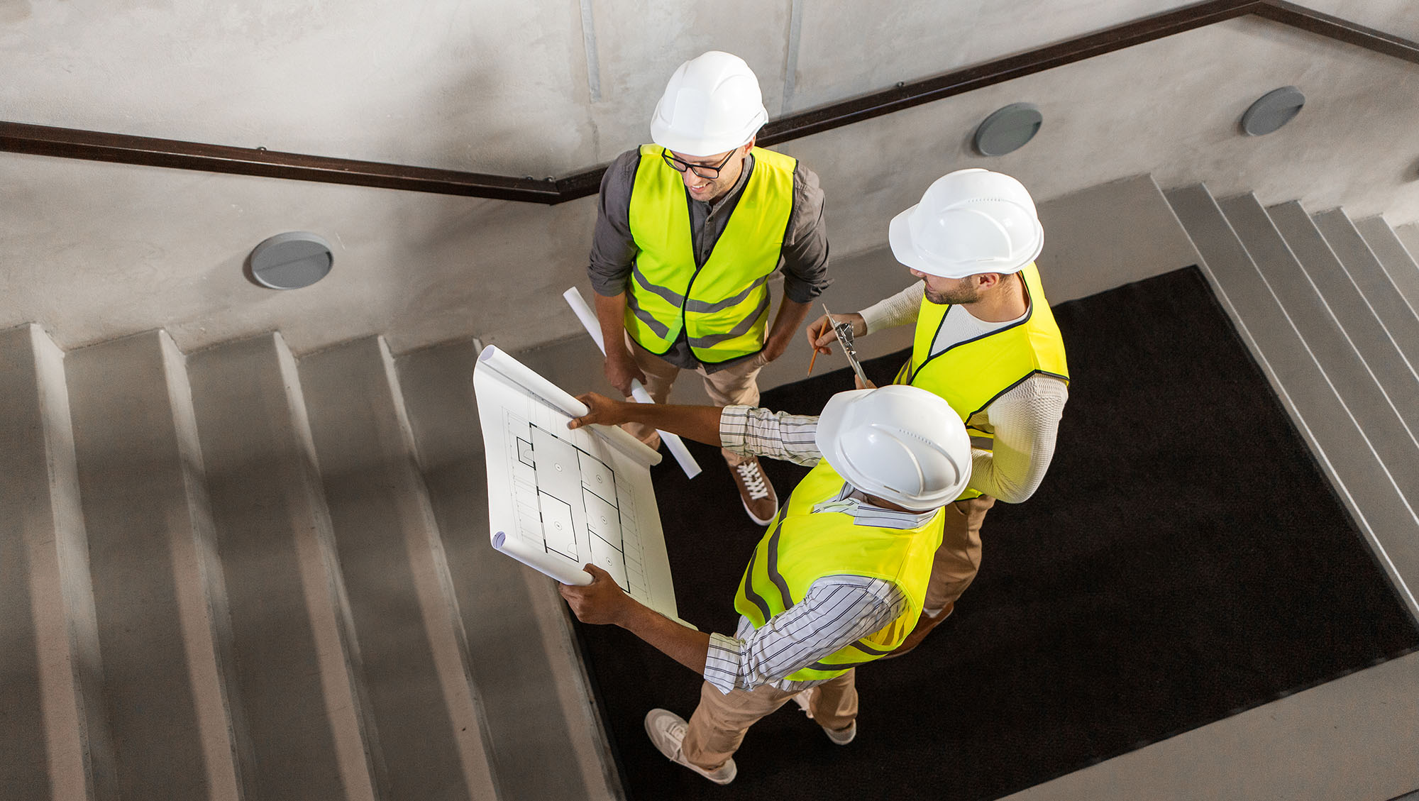 Arkitekter med hjälmar i trappa